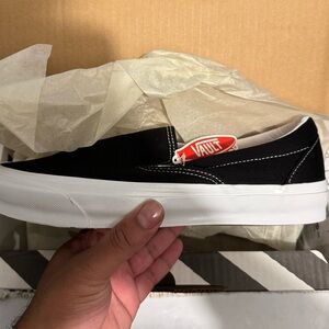 Vans Lx. Black and White.
